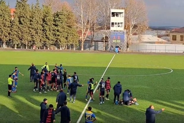 На матче Премьер-лиги Азербайджана произошел инцидент - ВИДЕО
