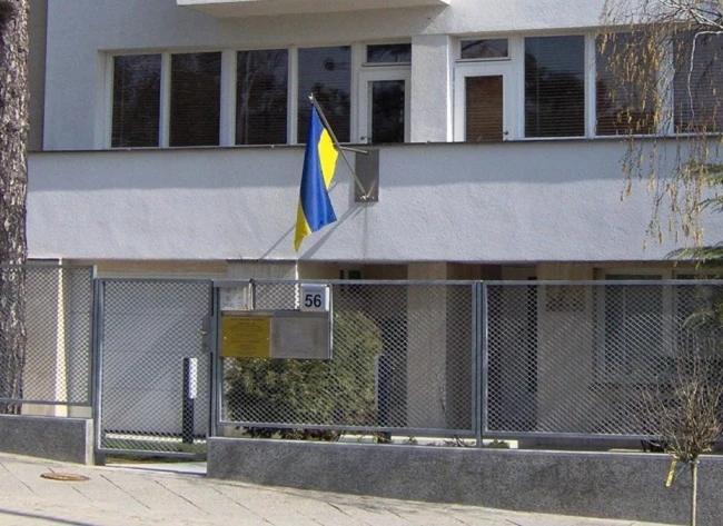 Подозрительная посылка поступила в консульство Украины в Чехии, здание эвакуировали