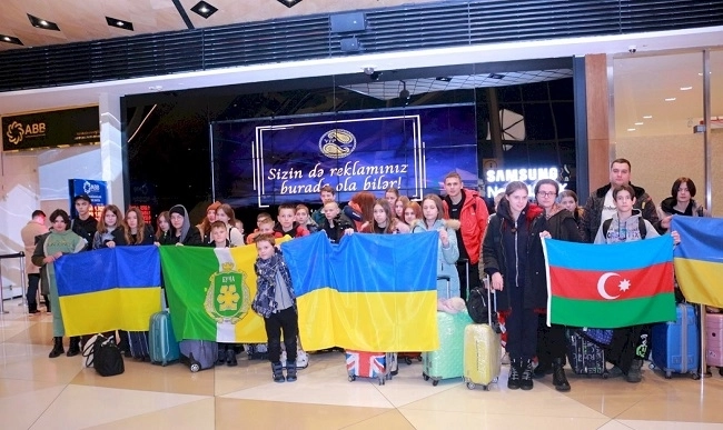 В Баку прибыла группа детей и подростков из Украины - ФОТО