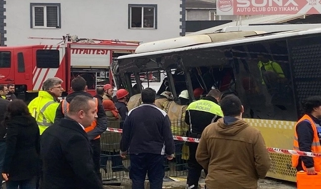 Страшное ДТП в Стамбуле: трамвай столкнулся с автобусом