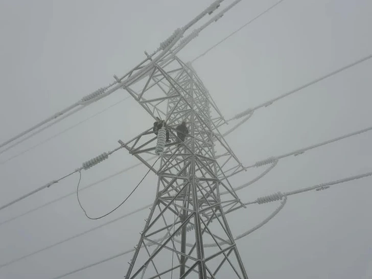 Сотрудники «Азерэнержи» очистили обледеневшую высоковольтную линию электропередачи в Шуше - ФОТО