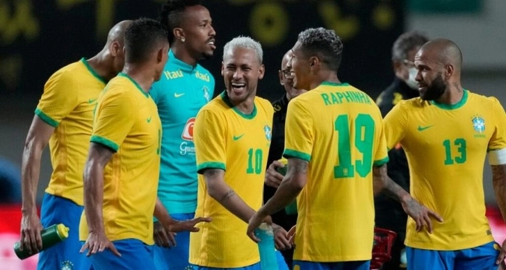 Игроки сборной Бразилии вынесли баннер с изображением Пеле после победы над Южной Кореей  - ФОТО