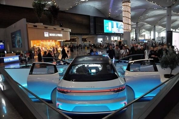 Турецкий электромобиль TOGG демонстрируется в аэропорту Стамбула - ФОТО