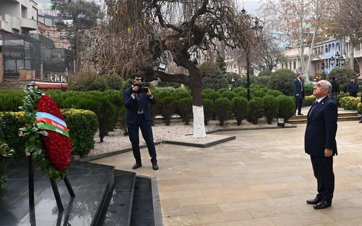 Али Асадов возложил венок к памятнику общенационального лидера Гейдара Алиева в Тбилиси - ФОТО