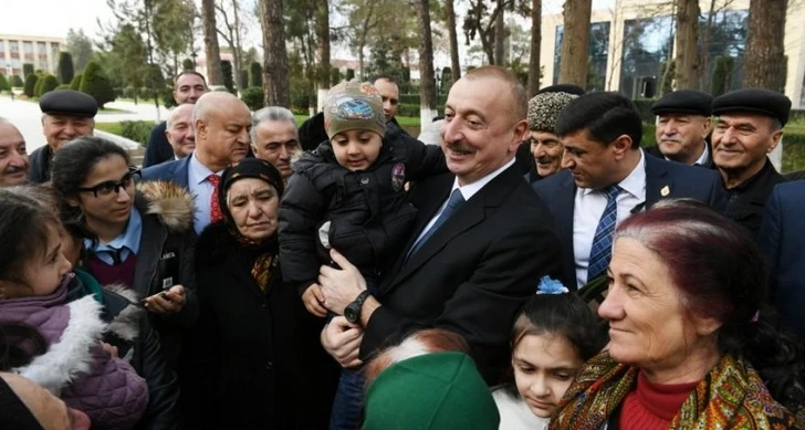 Жители столицы поздравили Ильхама Алиева с Днем Рождения - ВИДЕО