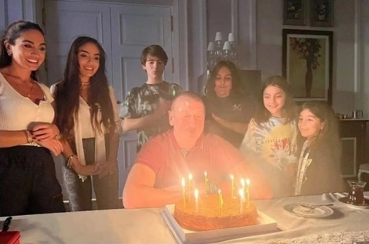 Ильхам Алиев отмечает день рождения в кругу семьи – ФОТО