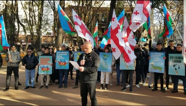 Перед офисом ООН в Тбилиси прошла мирная акция с целью привлечь внимание к экотеррору в Карабахе - ФОТО