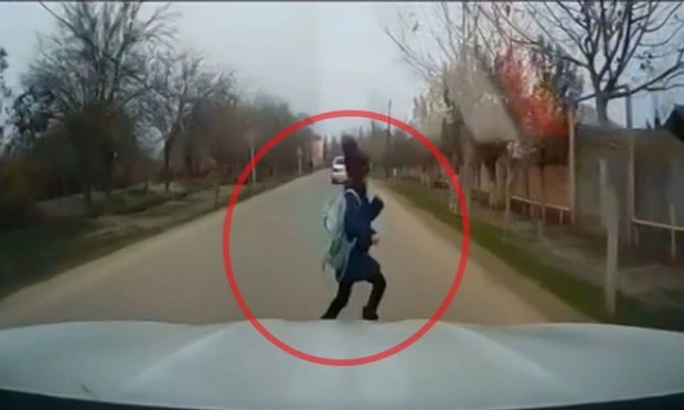 В Билясуварском районе школьница чудом не попала под колеса автомобиля - ВИДЕО