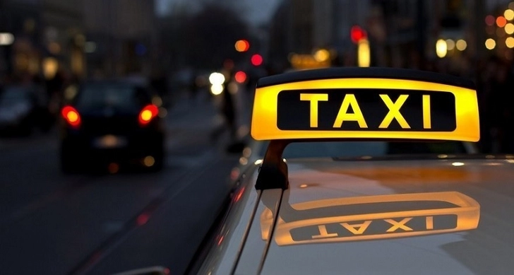 В Баку во время выполнения ночного заказа ограбили таксиста