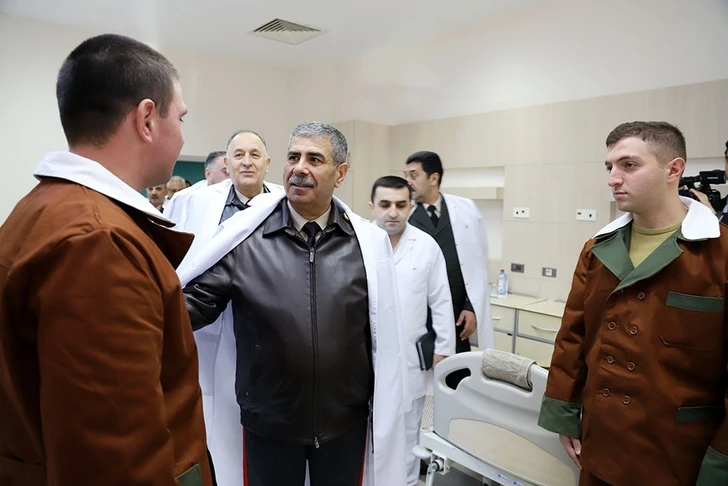 Министр обороны встретился с военнослужащими, проходящими лечение в госпитале - ВИДЕО