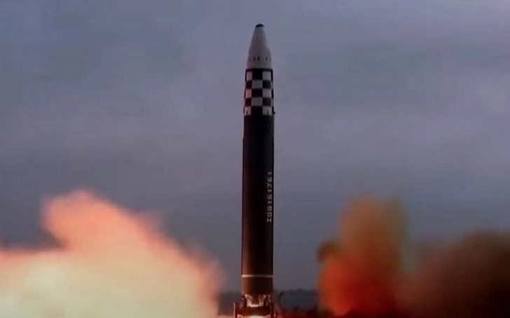 КНДР запустила баллистическую ракету в сторону японского моря