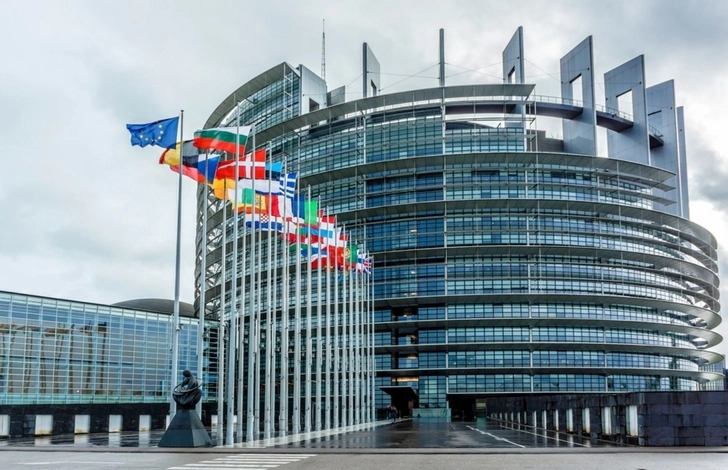 Европарламент начал процедуру лишения двух депутатов неприкосновенности из-за коррупции