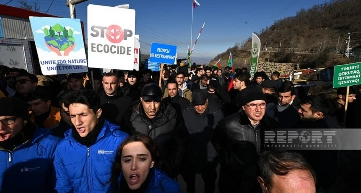 На дороге Ханкенди-Лачын продолжается акция протеста, ее участники скандируют лозунги - ОБНОВЛЕНО - ФОТО