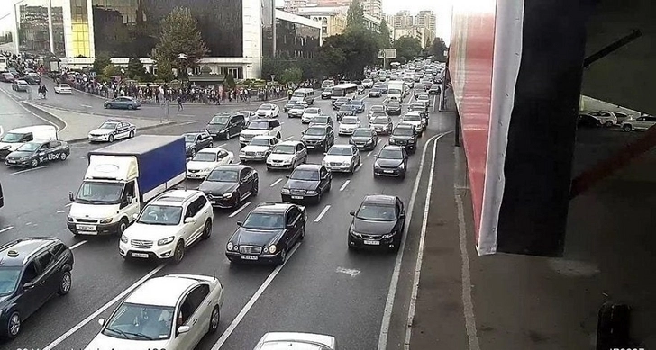 На этих улицах Баку затруднено движение транспорта