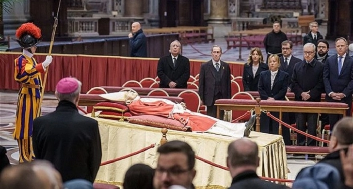 В Ватикане проходит церемония прощания с Папой Римским Бенедиктом XVI