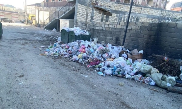 Жители поселка Масазыр недовольны: асфальта нет, антисанитария и грязь - ФОТО