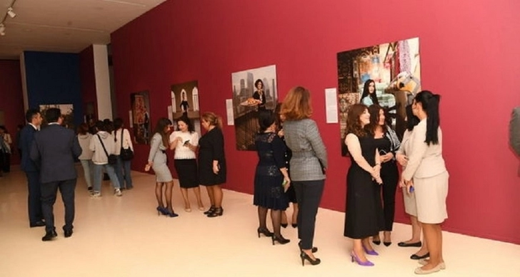 Khaleej Times написала о выставке «17 лиц действия» в Центре Гейдара Алиева - ФОТО