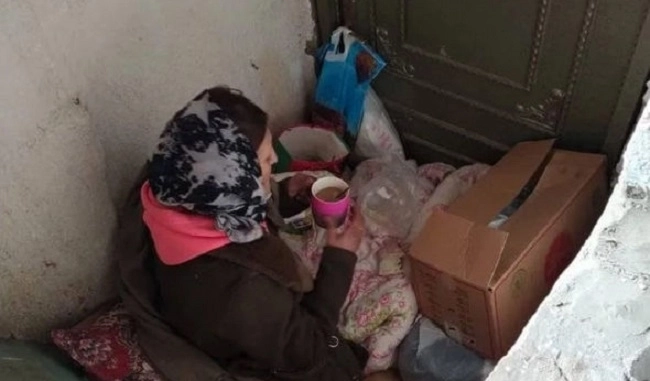В Баку женщина, которая больше двух недель живет на улице, оказалась наркоманкой - ФОТО