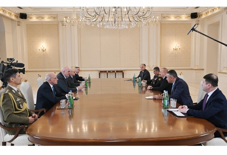Президент Азербайджана Ильхам Алиев принял министра обороны Италии