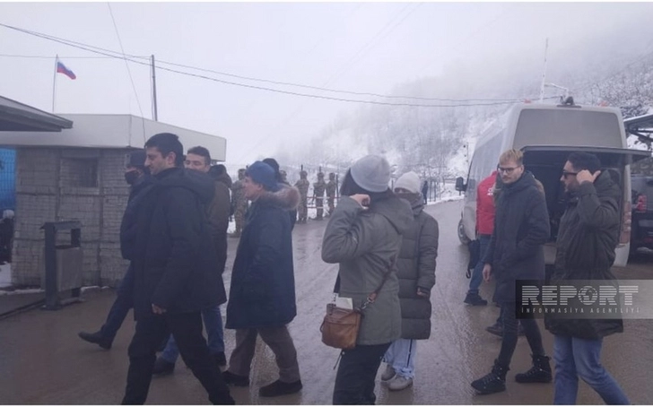 Группа сотрудников зарубежных СМИ прибыла для освещения акции на дороге Ханкенди-Лачын - ФОТО