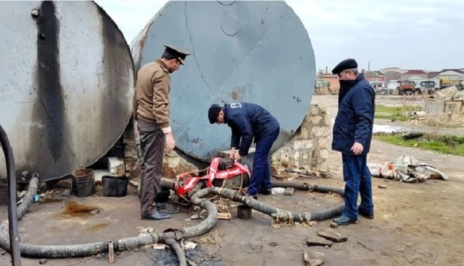 МЧС предотвратило незаконную продажу нефтепродуктов в Баку - ВИДЕО