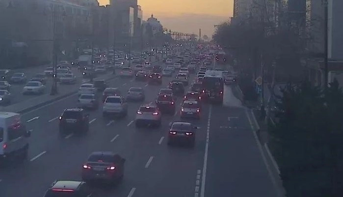 На некоторых улицах Баку затруднено движение транспорта - СПИСОК
