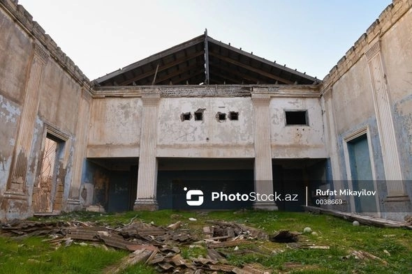 Дом культуры в поселке Алят находится в плачевном состоянии - ФОТОРЕПОРТАЖ