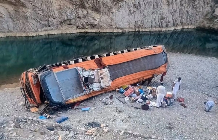 В Пакистане автобус съехал в кювет и загорелся, погибли более 40 человек - ФОТО/ВИДЕО