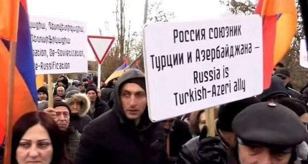 В Армении перед 102-й военной базой России прошла акция протеста – ОБНОВЛЕНО/ФОТО