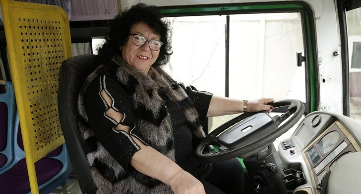 Азербайджанка, вдохновленная героиней фильма, стала водителем - ФОТО
