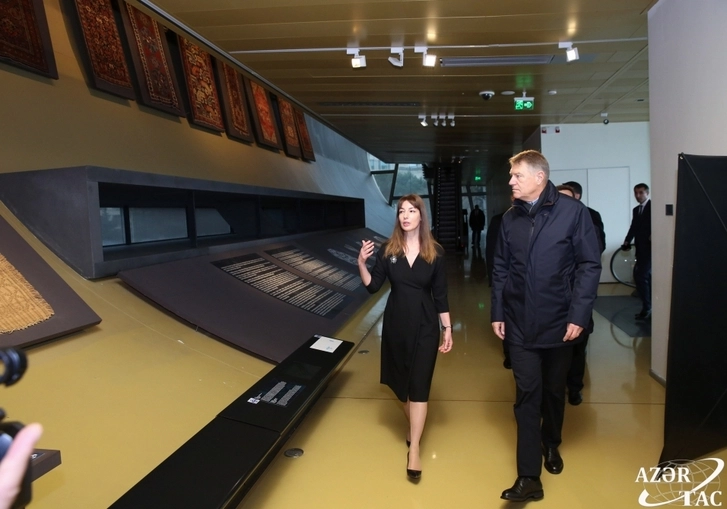 Президент Румынии Клаус Йоханнис ознакомился с Музеем ковра - ФОТО