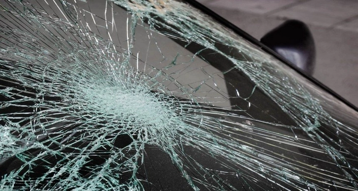 В Баку столкнулись два автомобиля, есть пострадавший - ФОТО