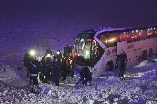 В Турции перевернулся пассажирский автобус, пострадали около 30 человек - ВИДЕО