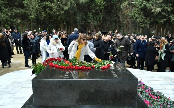 Деятели культуры посетили могилу Гара Гараева  - ФОТО
