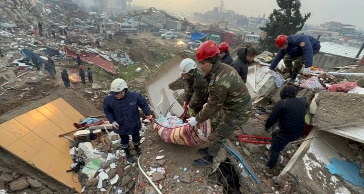Азербайджанские спасатели извлекли тела 10 человек из-под завалов в Турции - ОБНОВЛЕНО