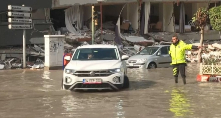 В районе землетрясения в Турции сильно поднялся уровень воды, затопило улицы