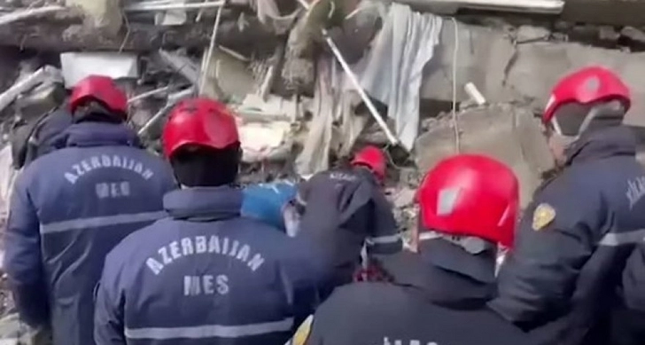 Азербайджанские спасатели извлекли тело женщины из-под завалов в турецком Кахраманмараше