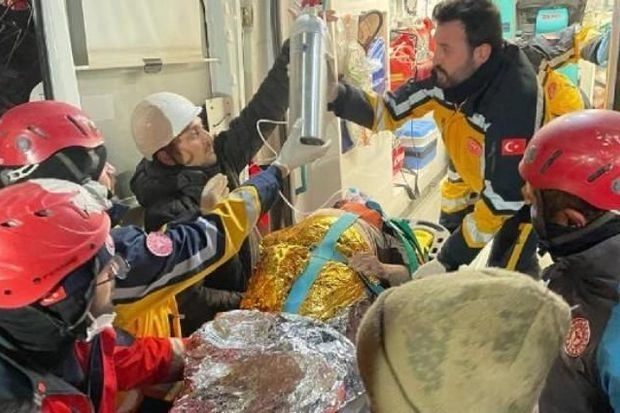 В Адыямане спасли 77-летнюю женщину спустя 212 часов после землетрясения- ВИДЕО