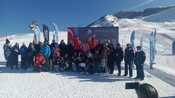 Стали известны победители первого дня Кубка Гейдара Алиева по горнолыжному виду спорта среди любителей - ФОТО