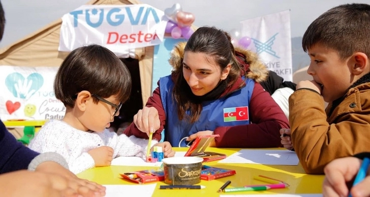 Азербайджанские волонтеры заботятся о турецких детях - ФОТО
