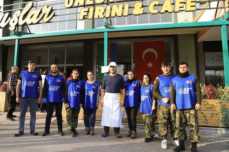 Азербайджанские волонтеры работают в районе землетрясения в Турции - ФОТО