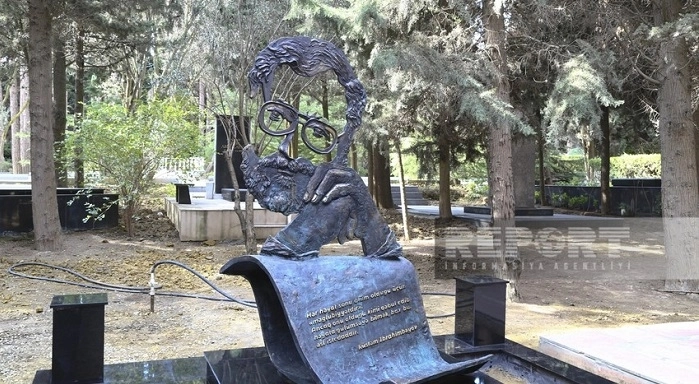 Установлен надгробный памятник Рустаму Ибрагимбекову - ФОТО