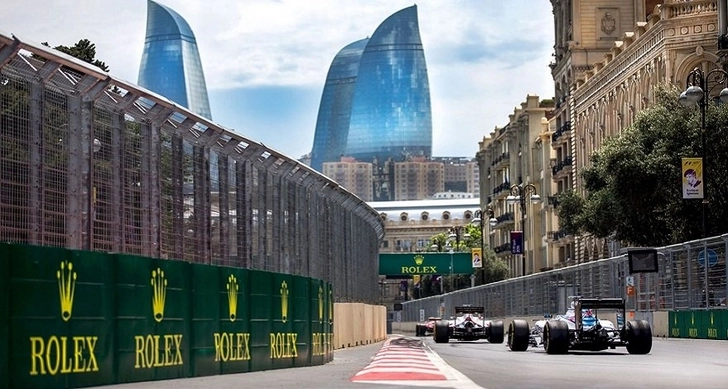 На треке Formula 1 в Баку начинается установка бетонных барьеров