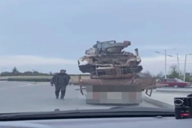 В Шамкире водитель перевозил на крыше легкового автомобиля металлолом – ВИДЕО