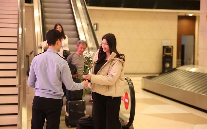 В аэропорту в Баку прибывших в Азербайджан пассажирок встретили с цветами - ФОТО/ВИДЕО