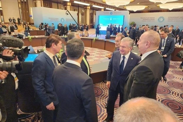 Ильхам Алиев дружески побеседовал с лидерами стран Организации тюркских государств  - ФОТО