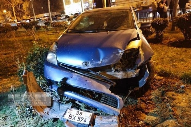 В Баку автомобиль врезался в столб, после чего влетел в ограждение подземного перехода - ФОТО