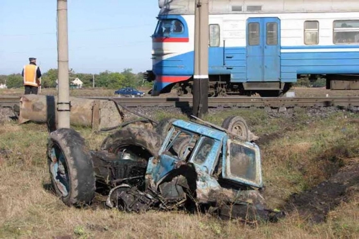 В Шабранском районе столкнулись поезд и трактор