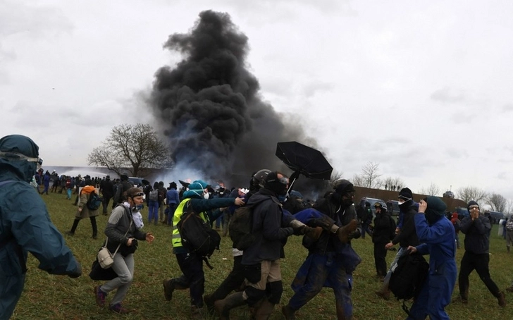 Во Франции десятки человек пострадали во время разгона акции полицией - ФОТО/ВИДЕО