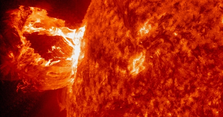 Сильная магнитная буря произойдет на Земле из-за огромной дыры на Солнце
